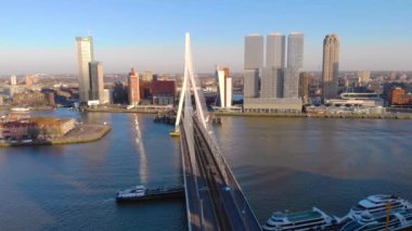 ROTTERDAM, NETHERLANDS - Mart 2020: Erasmus Köprüsü 'nün havadan görünüşü ve Rotterdam şehrindeki yüksek binalar.