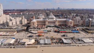 Scheveningen 'li Kurhaus' taki hava kuşları Hollanda kıyı şeridinde görüldü. Long Sandy Beach bir gezinti alanı ve Kuzey Denizi 'nde popüler bir turizm merkezi.