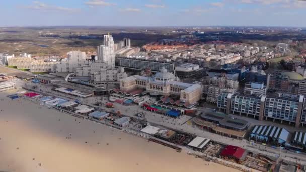 Flyby Shot. Praia de Scheveningen, localizada perto da metragem de drones aéreos da cidade de Haia. popular resort de praia holandês Scheveningen — Vídeo de Stock