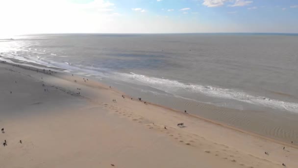Флайби Шот. Пляж Шевенби, расположенный недалеко от города Хаг, засняли беспилотники. популярный голландский курорт Scheveningen — стоковое видео