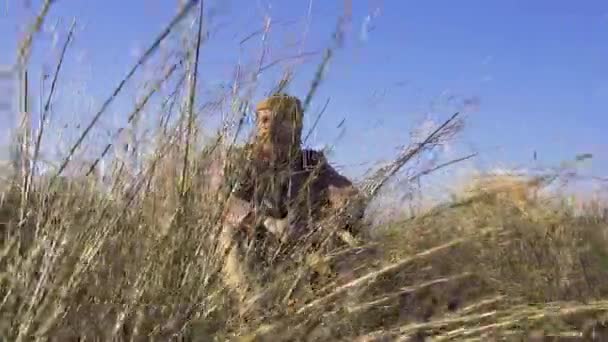 Slow Motion Beauty Shot of Serious Bearded man in Yellow Hat sentado na grama alta. Primavera do Outono Tempo nos Países Baixos — Vídeo de Stock