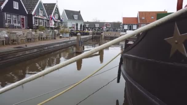 Los tradicionales yates de madera holandeses en Cloudy Spring Weather están amarrados en Marken, Países Bajos. Enchufes eléctricos para cargar barcos en puerto. — Vídeos de Stock