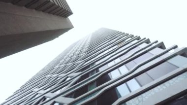 HAG, NETHERLANDS - 2020 MART: Bir ofis gökdelenlerinin alt görüntüsü, binaların tepesi Gimbal Vuruşu