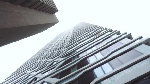 LA HAYA, PAÍSES BAJOS - MARZO 2020: Vista inferior de un rascacielos de oficinas, parte superior de los edificios Gimbal Shot — Vídeo de stock