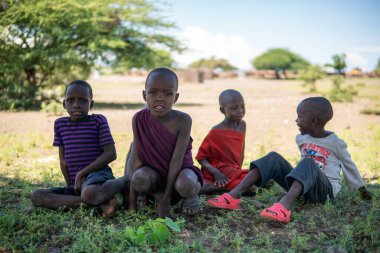 ENGARE SERO. TANZANIA - 2020 OCAK: Geleneksel Köydeki Yerli Masailer. Maasailand, Kenya ve Tanzanya arasındaki Rift Vadisi 'nde Natron Gölü ve Ol Doinyo Lengai volkanı yakınlarında yer alır.