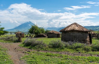Geleneksel Maasai Köyü, Engare Sero bölgesindeki Clay Yuvarlak Kulübeleri Natron Gölü ve Afrika 'nın Tanzanya kentindeki Ol Doinyo Lengai volkanı yakınlarında.