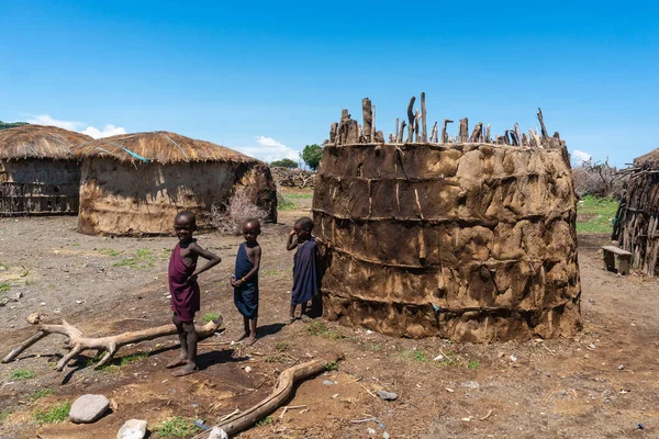 ENGARE SERO. TANZANIA - ENERO 2020: Maasai Indígena en Aldea Tradicional. Maasailand es el área en el valle del Rift entre Kenia y Tanzania cerca del lago Natron y el volcán Ol Doinyo Lengai en — Foto de Stock