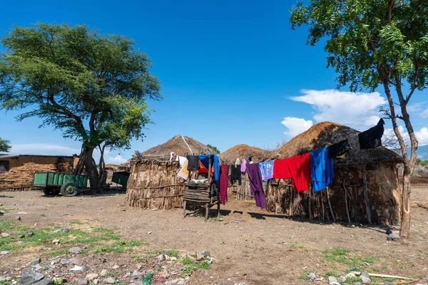 我是塞罗。TANZANIA - JANUARY 2020: Indigenous Maasai in Traditional Village.马萨兰（Maasailand）是肯尼亚和坦桑尼亚之间的裂谷地区，靠近纳特龙湖（Lake Natron）和恩盖火山。 — 图库照片