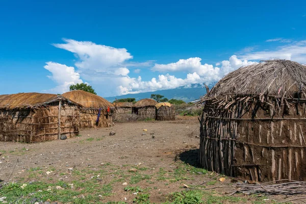 Pueblo Maasai tradicional con cabañas redondas de arcilla en la zona de Engare Sero cerca del lago Natron y el volcán Ol Doinyo Lengai en Tanzania, África — Foto de Stock