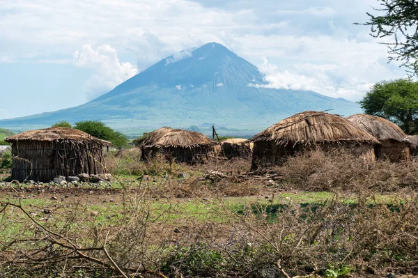 坦桑尼亚Natron湖附近Engare Sero地区和Ol Doinyo Lengai火山附近传统的Maasai村及其粘土圆棚 — 图库照片