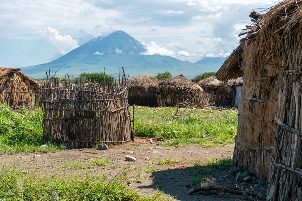 Pueblo Maasai tradicional con cabañas redondas de arcilla en la zona de Engare Sero cerca del lago Natron y el volcán Ol Doinyo Lengai en Tanzania, África — Foto de Stock