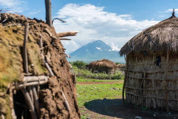 Pueblo Maasai tradicional con cabañas redondas de arcilla en la zona de Engare Sero cerca del lago Natron y el volcán Ol Doinyo Lengai en Tanzania, África — Foto de Stock