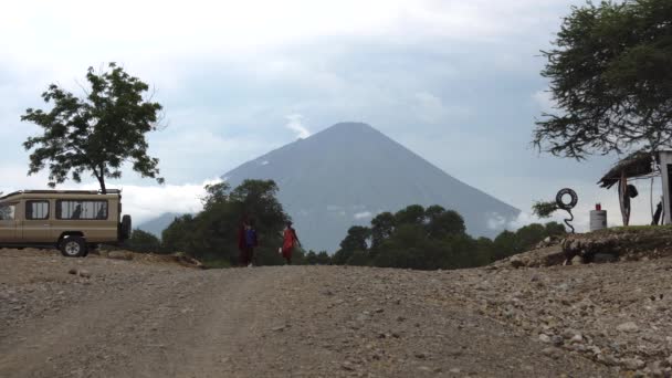 TANZANIA, VILLA DE MASAI - ENERO 2020: Pueblo masai en pueblo masai nativo Engare Sero en la costa del lago Natron en el valle del Rift cerca del volcán Ol Doinyo Lengai — Vídeos de Stock