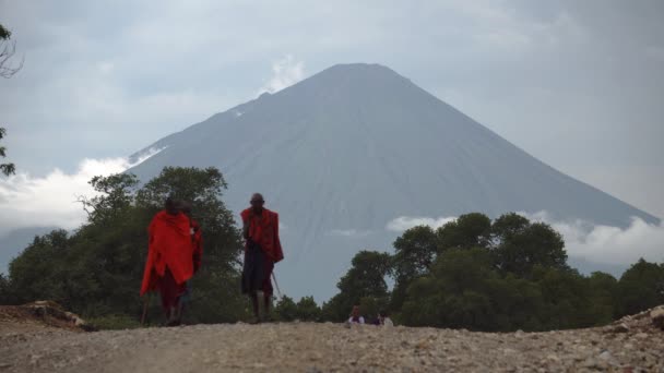 TANZANIA, MASAI VILLAGE - JANUARI 2020: Maasai mensen in inheemse masai dorp Engare Sero aan de kust van Natron Lake in Rift Valley in de buurt van de Ol Doinyo Lengai Vulkaan — Stockvideo