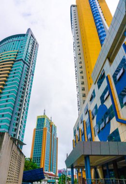 Uzun modern binalar ve Dar es Salaam, Tanzanya 'da bir cadde