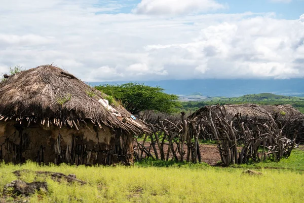 Pueblo Maasai tradicional con cabañas redondas de arcilla en la zona de Engare Sero cerca del lago Natron y el volcán Ol Doinyo Lengai en Tanzania, África — Foto de Stock