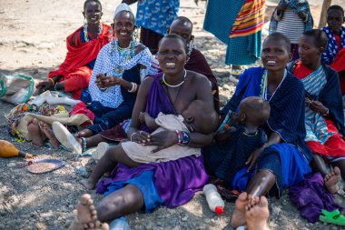 ENGARE SERO. TANZANIA - 2020 HAZİRAN: Geleneksel Köy 'deki Maasai' de Pazar Günü. Maasailand, Kenya ve Tanzanya arasındaki Rift Vadisi 'nde Natron Gölü ve Ol Doinyo Lengai yakınlarında yer alır.
