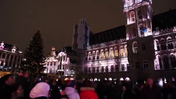 Brussel, België - DEC 2019: Timelapse van de verlichte lichtshow op kerstavond op de Grote Markt 's nachts, Brussel, België — Stockvideo