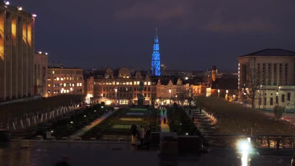 Timelapse Veduta notturna di strade e piazze umide illuminate a Brusseles, Belgio — Video Stock