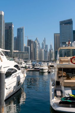 BAE 'nin Dubai Marina Bölgesindeki Basra Körfezi' nin yukarısındaki Jacht ve Gökdelenler