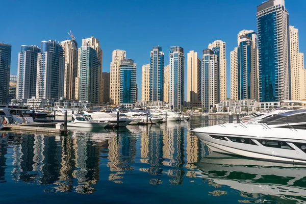 Jacht and Skyscrapers Above the Water of Persian Gulf in Dubai Marina District in UAE — Stock Photo, Image