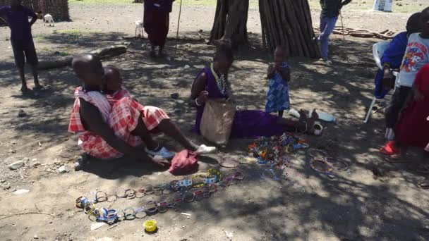 ENGARE SERO. TANZANIEN - JANUARI 2020: Marknadsdag i den inhemska Maasai i den traditionella byn. Maasailand är området i Rift Valley mellan Kenya och Tanzania nära Natronsjön och Ol Doinyo Lengai — Stockvideo