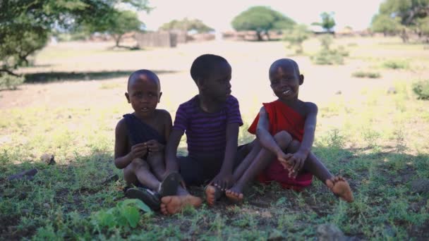 TANZANIA, ARUSHA - STYCZEŃ 2020: Masajskie dzieci w afrykańskiej sawannie w odległej wiosce na wybrzeżu jeziora Big Salty Natron — Wideo stockowe