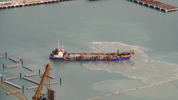 DUBAI, SAE - FEBRUARY 2020: Včasné odsávání plavidla v Dubaji, Perský záliv. Odsávací loď otevřela stavidla blátem, znečištěním, hnědou bahnitou vodou - vzduchový výstřel — Stock video