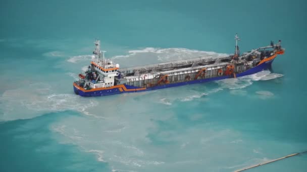 DUBAI, SAE - FEBRUARY 2020: Detailní časová osa odsávací lodi v Dubaji v Perském zálivu. Odsávací loď otevřela stavidla blátem, znečištěním, hnědou bahnitou vodou - vzduchový výstřel — Stock video
