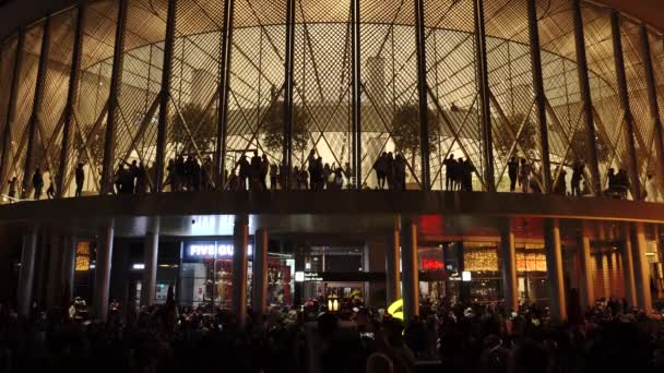 DUBAI, Emirati Arabi Uniti - FEBBRAIO 2020: Una sala di notte colpita dall'esterno con sagome di persone su sfondo luminoso — Video Stock