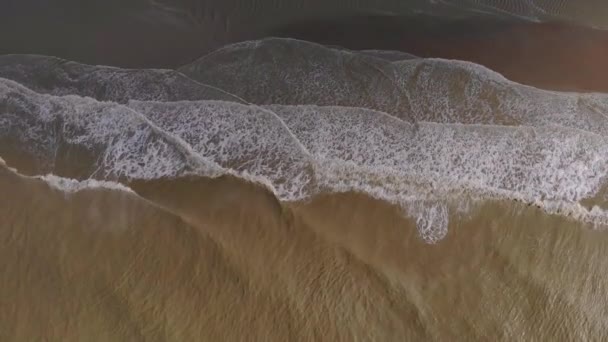 Аэрорельсовый шот на пляже Шевенби, расположенном недалеко от города Хаге, запечатлели беспилотники. популярный голландский курорт Scheveningen — стоковое видео