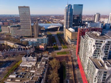 ROTTERDAM, NETHERLANDS - Mart 2020: Rotterdam, Hollanda 'daki en pahalı canlı binalara bakın. Merkez Tren İstasyonu yakınlarında alışılmadık Tasarlanmış Mimari