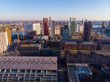 ROTTERDAM, NETHERLANDS - Mart 2020: Rotterdam, Hollanda 'daki en pahalı canlı binalara bakın. Merkez Tren İstasyonu yakınlarında alışılmadık Tasarlanmış Mimari