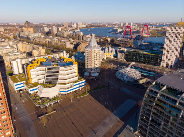 ROTTERDAM, NEDERLÄNDERNA - MARS 2020: Visa på de dyraste boendebyggnaderna i Rotterdam, Nederländerna. Ovanligt utformad arkitektur nära centralstationen — Stockfoto