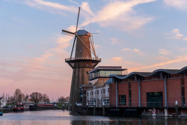 Twilight efter solnedgången skott i Schiedam, Nederländerna är känd för sina väderkvarnar som är de högsta i världen och även JWhen, en typ av gin — Stockfoto