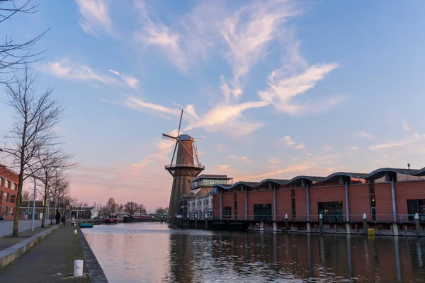 Twilight efter solnedgången skott i Schiedam, Nederländerna är känd för sina väderkvarnar som är de högsta i världen och även JWhen, en typ av gin — Stockfoto