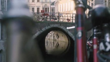 Utrecht, Hollanda - Mart 2020: Utrecht, Hollanda Kanalı. Kanal boyunca eski Hollanda evleri