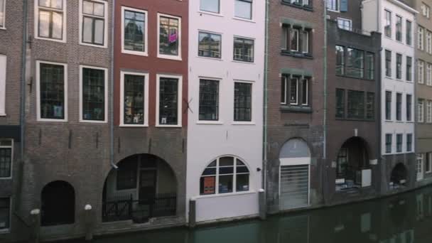 Utrecht, Niederlande - März 2020: Kanal in Utrecht, Niederlande. Alte holländische Häuser am Kanal — Stockvideo