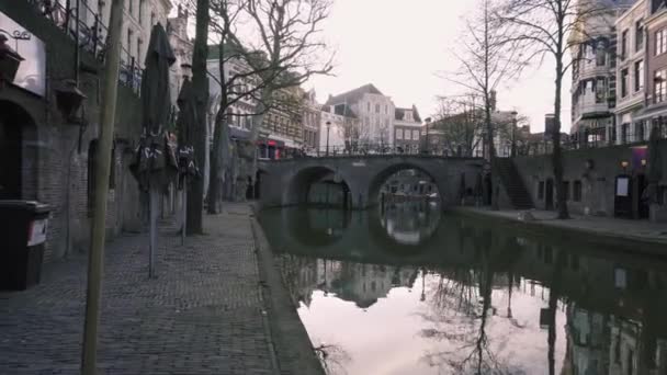 オランダのユトレヒト- 2020年3月:オランダのユトレヒトにある運河。運河沿いの古いオランダの家 — ストック動画