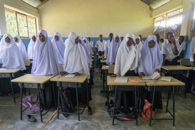 PEMBA ADASI, ZANZIBAR, TANZANIA - HAZİRAN 2020: Okul kızları ve okul çocukları
