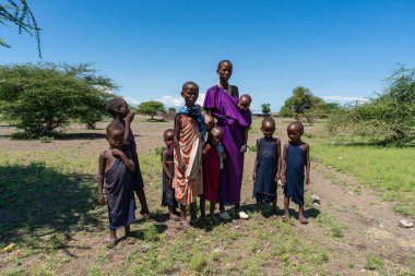 ENGARE SERO. TANZANIA - 2020 OCAK: Geleneksel Köydeki Yerli Masailer. Maasailand, Kenya ve Tanzanya arasındaki Rift Vadisi 'nde Natron Gölü ve Ol Doinyo Lengai volkanı yakınlarında yer alır.