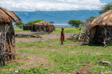 ENGARE SERO. TANZANIA - 2020 TANZANIA: Geleneksel Köy 'deki Clay Hut yakınlarında yerli maasai çocuğu. Maasailand, Kenya ve Tanzanya arasındaki Rift Vadisi 'nde Natron Gölü ve Ol Doinyo yakınlarında yer alan bir bölgedir.