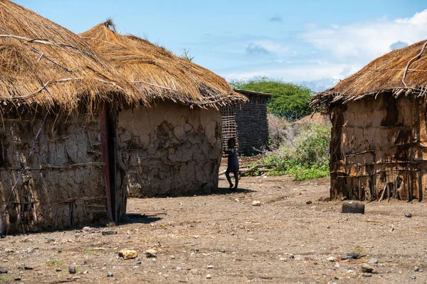 ENGARE SERO. TANZANIA - ENERO 2020: Niño indígena masai cerca de la cabaña de arcilla en la aldea tradicional. Maasailand es la zona en Rift Valley entre Kenia y Tanzania cerca del lago Natron y Ol Doinyo — Foto de Stock