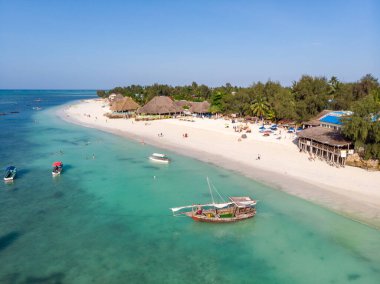 Nungwi 'de, Tanzanya' nın Zanzibar adasındaki güzel beyaz kumlu okyanus kıyısında üst hava manzarası.