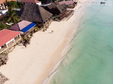 Nungwi 'de, Tanzanya' nın Zanzibar adasındaki güzel beyaz kumlu okyanus kıyısında üst hava manzarası.