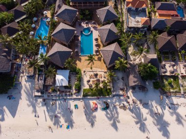 Akşam vakti, Tanzanya 'nın Zanzibar kentindeki Paje köyünde Palm Trees Garden ile sahilin ilk hattındaki lüks bir otelin hava görüntüsü.