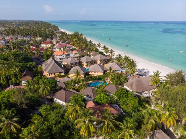 Akşam vakti, Tanzanya 'nın Zanzibar kentindeki Paje köyünde Palm Trees Garden ile sahilin ilk hattındaki lüks bir otelin hava görüntüsü.