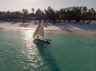 Dhow Catamaran yelkenlisi Zanzibar 'daki Paje köyünün Beyaz Kum Sahili yakınlarında.