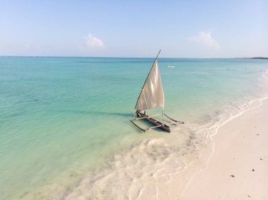 Dhow Catamaran yelkenlisi Zanzibar 'daki Paje köyünün Beyaz Kum Sahili yakınlarında.