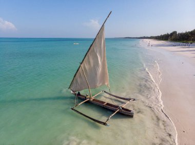 Dhow Catamaran yelkenlisi Zanzibar 'daki Paje köyünün Beyaz Kum Sahili yakınlarında.